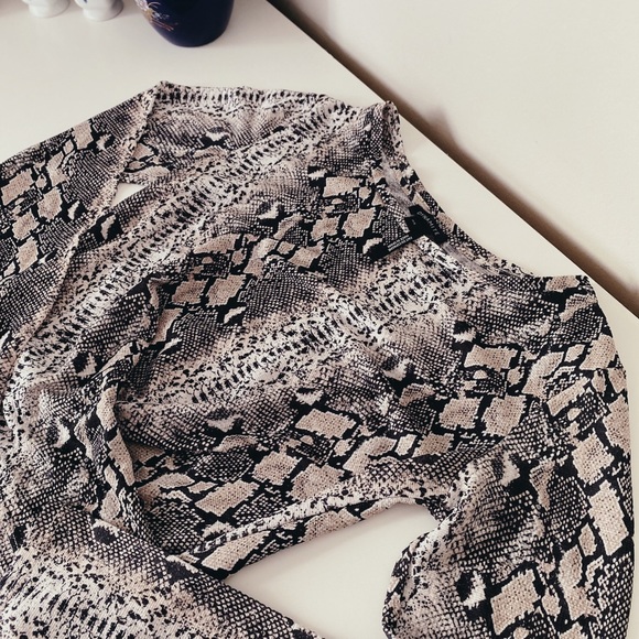 DYNAMITE Long Sleeve Snake Print Shirt - Picture 5 of 6